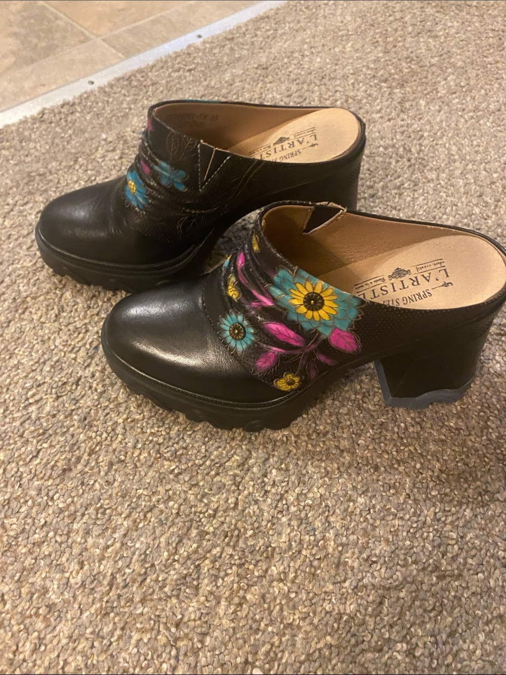 L'Artiste spring step Black Leather Floral Embroidered Clogs 38
